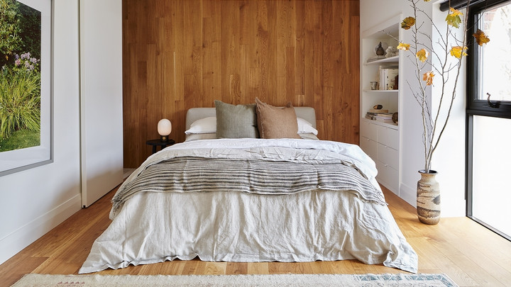 Nên sử dụng nội thất đa năng trong phòng ngủ nhỏ. (Ảnh: House & Home)