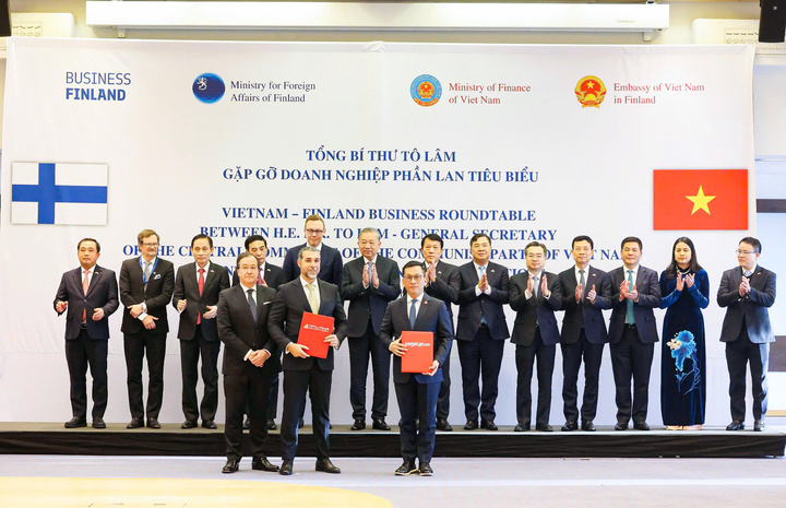 Tổng Bí thư Tô Lâm (đứng giữa, hàng sau) chứng kiến & chúc mừng Vietjet và Airways Aviation trao thỏa thuận phát triển nguồn lực hàng không quốc tế tại Phần Lan.