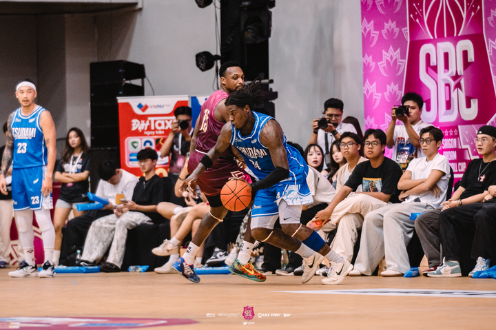 Hai ngôi sao, Kentrell Barkley (áo đỏ) của IN’N’OUT và Davon Dillard (áo xanh) của Tsunami Dreamers, liên tục đối đầu trong những pha bóng kịch tính.