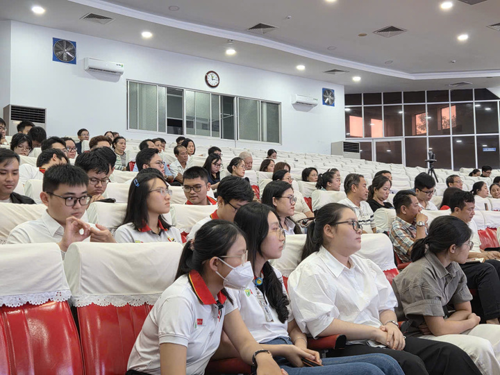 Sinh viên chương trình Y Việt - Đức tại buổi đối thoại.