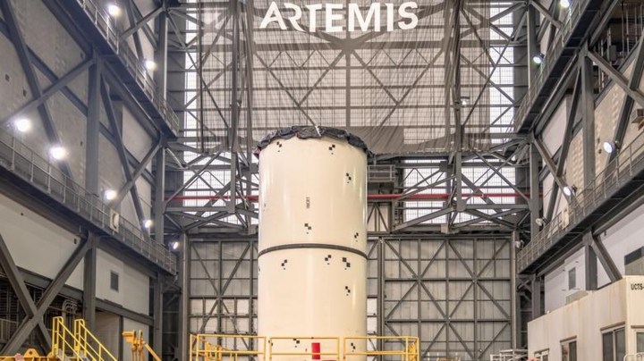 Tên lửa Artemis III đang được lắp ráp tại Trung tâm Vũ trụ Kennedy, đánh dấu bước tiến táo bạo của NASA trong hành trình đưa con người trở lại Mặt Trăng. (Nguồn: Shutterstock)