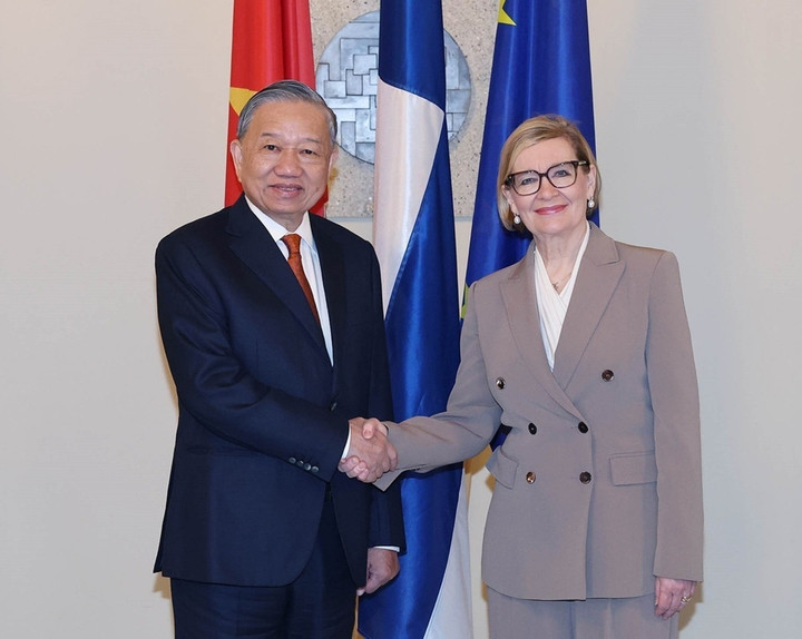 Tổng Bí thư Tô Lâm và Phó Chủ tịch thứ nhất Quốc hội Phần Lan Paula Risikko. (Ảnh: TTXVN)