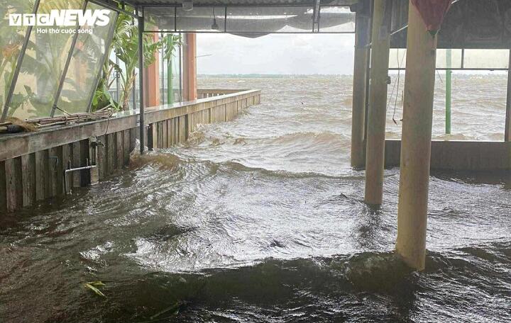 Triều cường dâng khiến nhiều khu vực vùng trũng ven đầm phá Tam Giang ngập sâu gần 1 mét