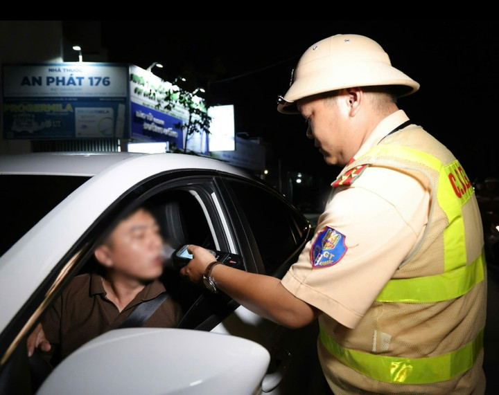 Công an TP. Cần Thơ triển khai kiểm tra, xử lý nồng độ cồn. (Ảnh: Hoàng Dung)