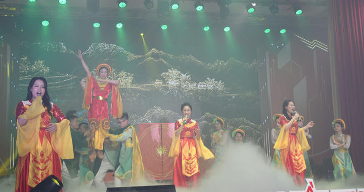 Optreden van het kantoor van Vietnam Tobacco Corporation op het festival.