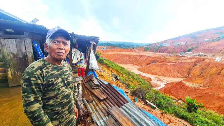 Người dân lo lắng vì sạt lở đã ăn sâu vào nhà của mình.