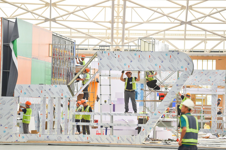 Những công đoạn cuối cùng trước khi hội chợ diễn ra.