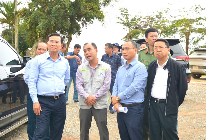 Ông Hồ Văn Mười, Chủ tịch UBND tỉnh Lâm Đồng (bìa trái) kiểm tra thực tế tình hình thi công, nâng cấp quốc lộ 28B.