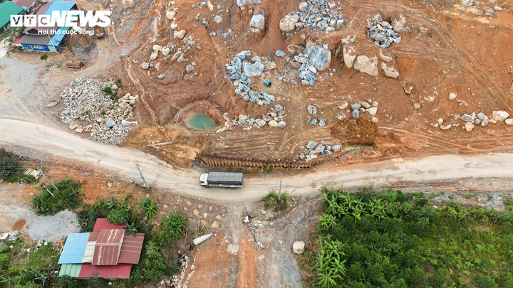 Nhiều đoạn trên quốc lộ 28B vẫn còn ngổn ngang.