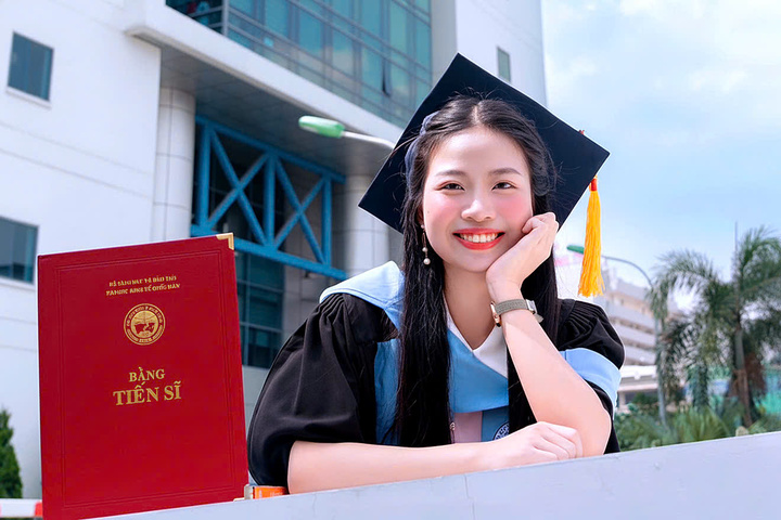 Thuy Linh foi oradora da turma da Universidade Nacional de Economia e se formou um ano antes (Foto: NVCC)