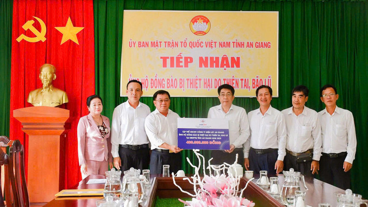 Lãnh đạo Công ty Điện lực An Giang trao bảng tượng trưng kinh phí hỗ trợ đồng bào bị thiệt hại do thiên tai, bão lũ tại Ủy ban MTTQ Việt Nam tỉnh An Giang.