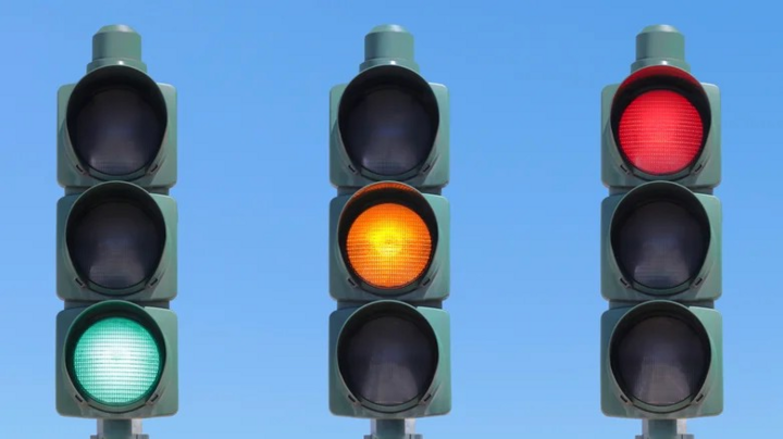 The three standard traffic signals – red, yellow, green – could soon be supplemented with white to support intelligent traffic coordination led by self-driving cars. (Source: Shutterstock)