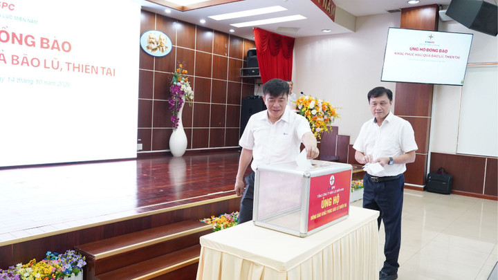 Chủ tịch HĐTV EVNSPC Lê Văn Trang và Tổng Giám đốc Nguyễn Phước Đức ủng hộ đồng bào khắc phục hậu quả bão lũ, thiên tai.