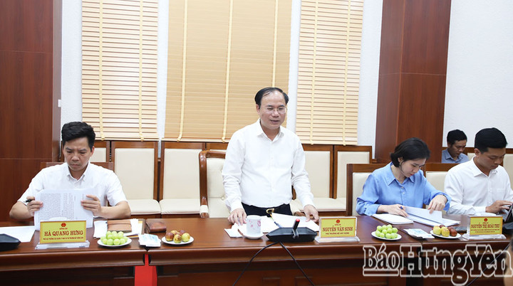 Thứ trưởng Bộ Xây dựng Nguyễn Văn Sinh phát biểu tại buổi làm việc.