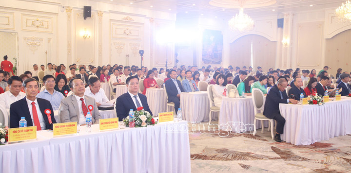 Ông Nguyễn Khắc Thận - Phó Bí thư Tỉnh ủy, Chủ tịch UBND tỉnh Hưng Yên - cùng các lãnh đạo trong Ban Thường vụ Tỉnh ủy, HĐND, UBND tỉnh tham dự hội nghị.