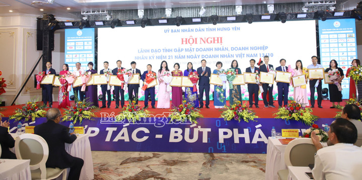 Chủ tịch UBND tỉnh trao Bằng khen tặng các tập thể có thành tích xuất sắc trong sản xuất, kinh doanh, xây dựng và phát triển cộng đồng doanh nghiệp, góp phần vào sự phát triển kinh tế - xã hội của tỉnh.