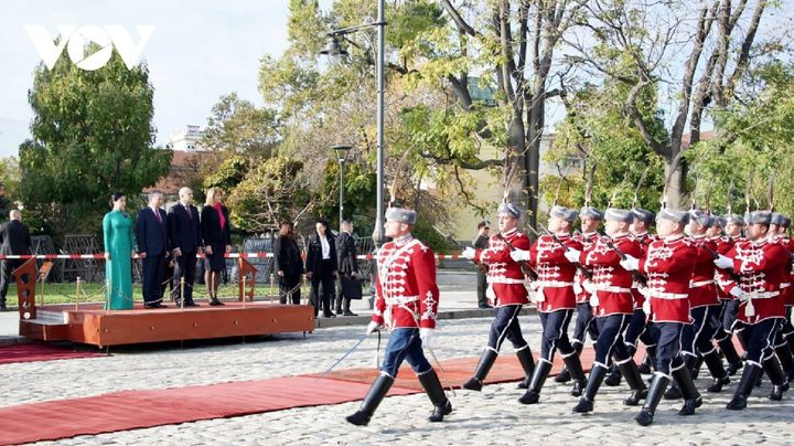 Tổng Bí thư Tô Lâm cùng Phu nhân và Tổng thống Rumen Radev cùng Phu nhân trên bục danh dự.