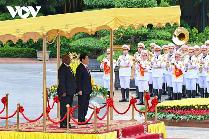 Chủ tịch nước Lương Cường và Tổng thống Matamela Cyril Ramaphosa đứng trên bục danh dự. Quân nhạc cử Quốc thiều hai nước.