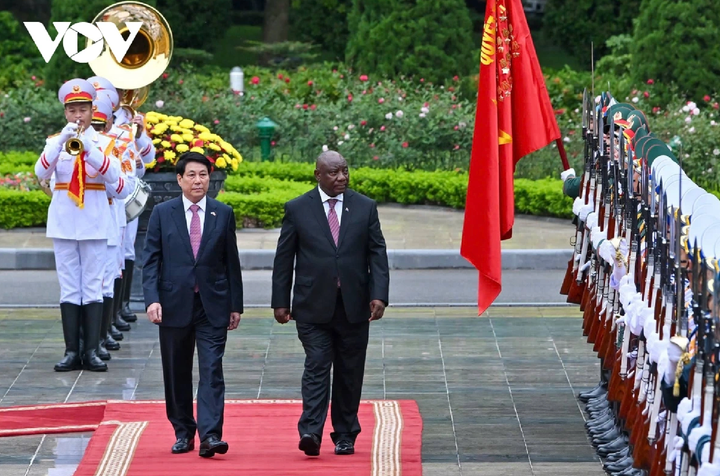Chủ tịch nước Lương Cường và Tổng thống Matamela Cyril Ramaphosa duyệt Đội Danh dự Quân đội nhân dân Việt Nam.
