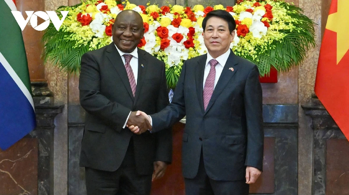 Chủ tịch nước Lương Cường bắt tay Tổng thống Matamela Cyril Ramaphosa trước hội đàm