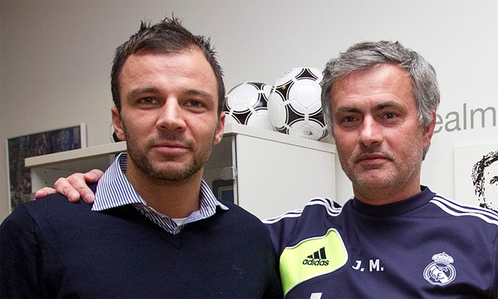 HLV Anthony Hudson (bên trái) từng được so sánh với Mourinho.