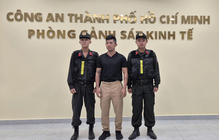 Ca sĩ Lương Bằng Quang tại cơ quan điều tra. (Ảnh: Công an cung cấp)