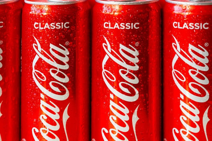 Những lon Coca-Cola biểu tượng – sản phẩm đang được thử nghiệm bao bì không nhựa tại Đức, đánh dấu bước tiến mới trong nỗ lực giảm ô nhiễm nhựa toàn cầu của thương hiệu. (Nguồn: Depositphotos)