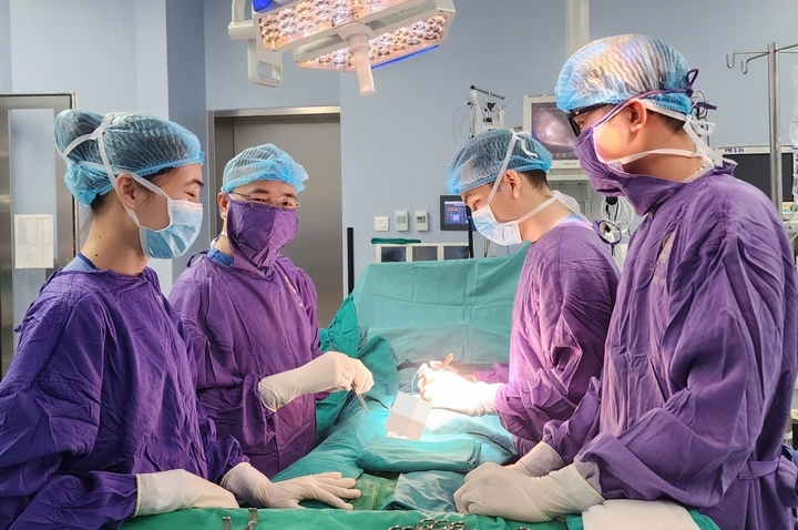 Ê kíp bác sĩ phẫu thuật hạ tinh hoàn hai bên xuống bìu và sinh thiết.