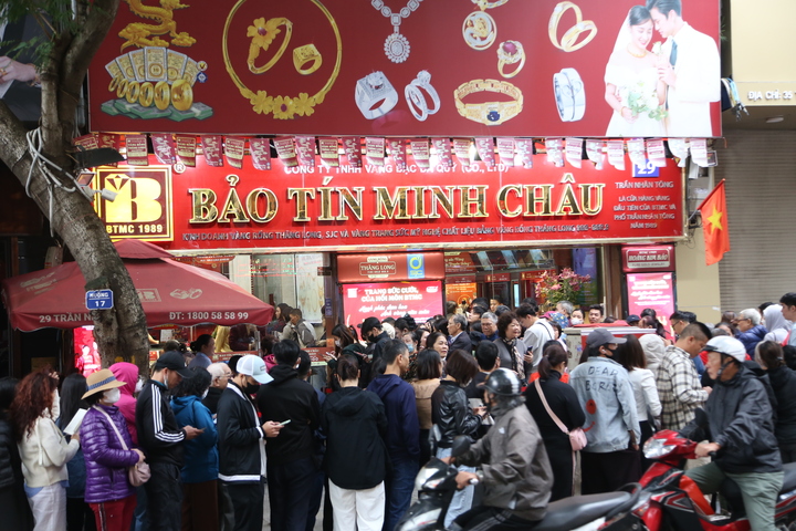 Lo giá vàng giảm nữa, nhiều người tiếp tục mang đi bán