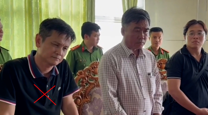 Cơ quan CSĐT Công an TP.HCM đọc lệnh khởi tố bị can Đậu Thế Anh cùng 2 đồng phạm. (Ảnh: Công an cung cấp)