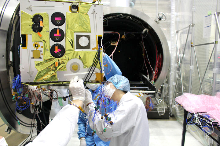 Unga forskare från Vietnam Space Center deltar i forskningen och tillverkningen av MicroDragon-satelliten. (Foto: VNSC)