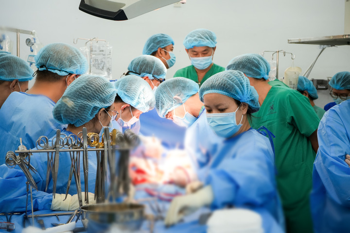 Các bác sĩ phẫu thuật lấy tạng từ người hiến. (Ảnh: BVCC)