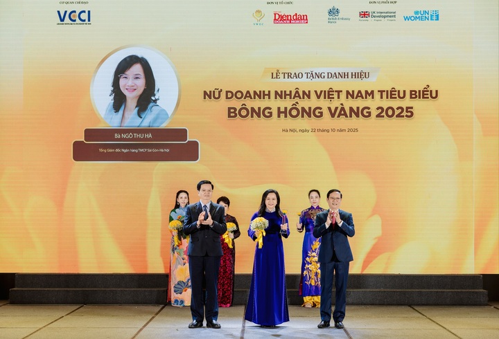 Phó Thủ tướng Mai Văn Chính và Chủ tịch VCCI Phạm Tấn Công trao danh hiệu Bông hồng vàng cho nữ doanh nhân Ngô Thu Hà - Tổng Giám đốc SHB.
