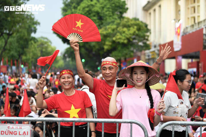 Biển người háo hức chờ đón đoàn diễu binh, diễu hành ở Quảng trường Ba Đình dịp Quốc khánh 2/9.