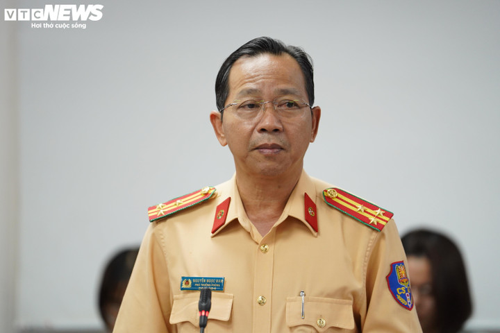 Thượng tá Nguyễn Ngọc Nam, Phó Trưởng Phòng Cảnh sát giao thông Công an TP.HCM thông tin tại họp báo. (Ảnh: Lương Ý)