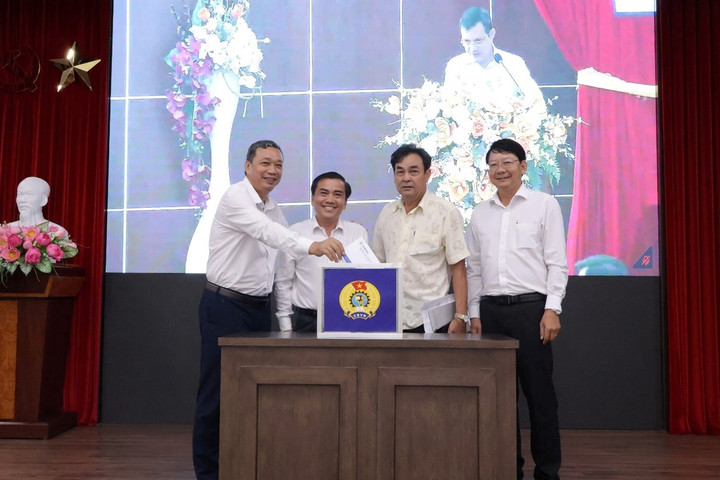 CBCNV Công ty Điện lực Vĩnh Long ủng hộ đồng bào khắc phục hậu quả bão lũ, thiên tai.