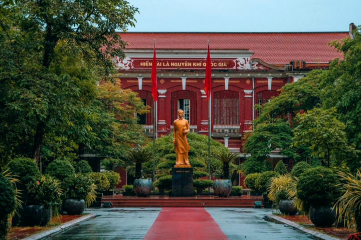 Mitten in der Schule steht feierlich die Statue von Nguyen Tat Thanh. (Foto: Schule)
