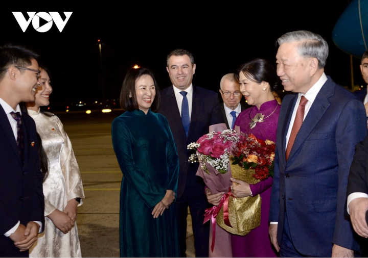 Đón Tổng Bí thư và Phu nhân tại sân bay có ông Atanas Zafirov, Chủ tịch Đảng Xã hội chủ nghĩa, Phó Thủ tướng Chính phủ Bulgaria và nhiều vị đại biểu khác.