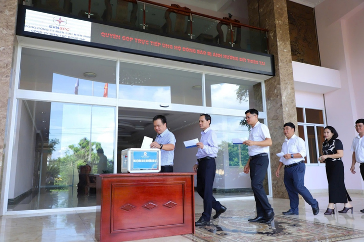 Hưởng ứng chương trình EVNSPC phát động, CBCNV Công ty Điện lực Đồng Nai ủng hộ đồng bào khắc phục hậu quả bão lũ, thiên tai.