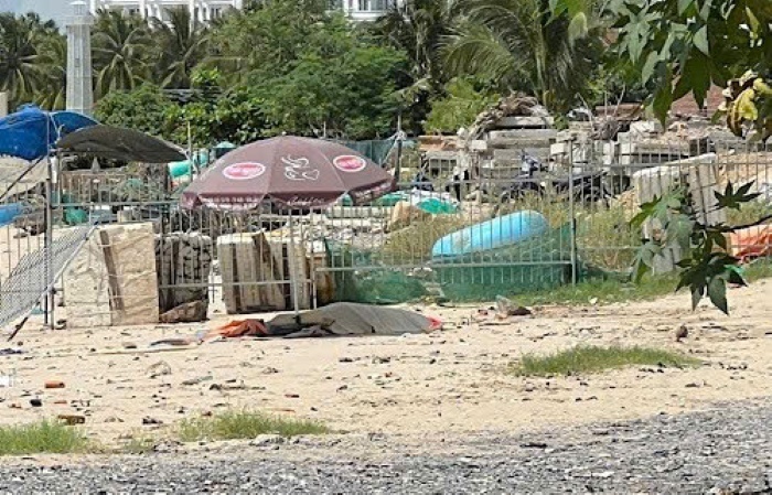 Thi thể người đàn ông được phát hiện trên sông Cái, Nha Trang vào sáng 23/10. (Ảnh: Khánh Hòa)