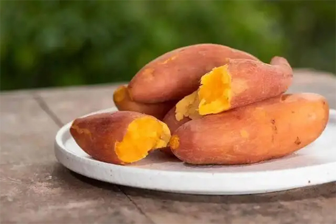 Tránh sử dụng quá nhiều khoai lang vì có thể gây ảnh hưởng lượng đường trong máu và tăng cân. (Ảnh: Sohu)