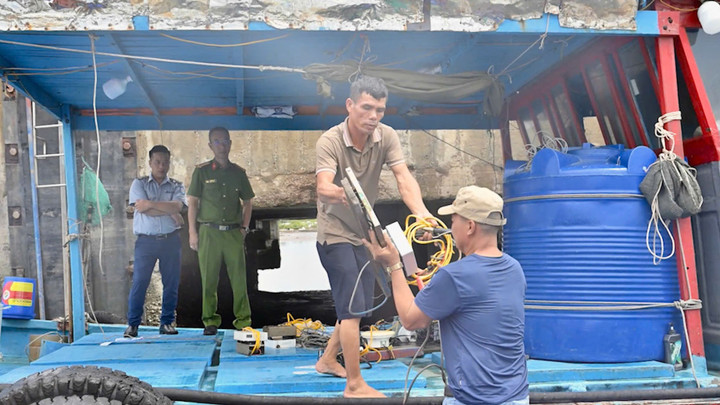 2 bị can thực nghiệm lại hiện trường.