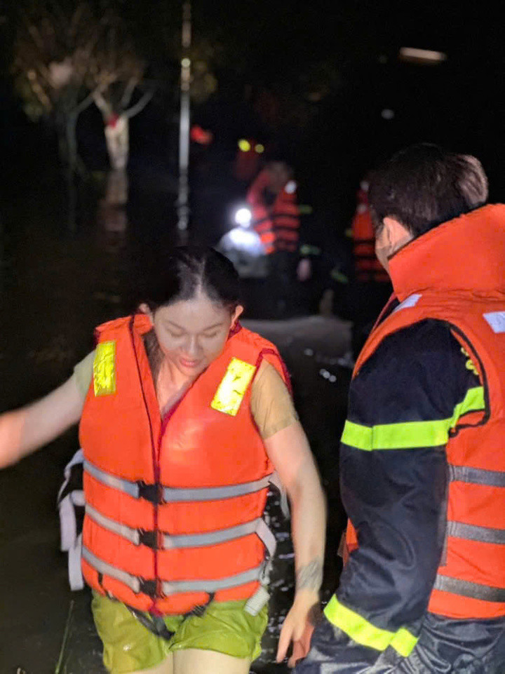 Hơn 100 người dân được hỗ trợ đến nơi an toàn.