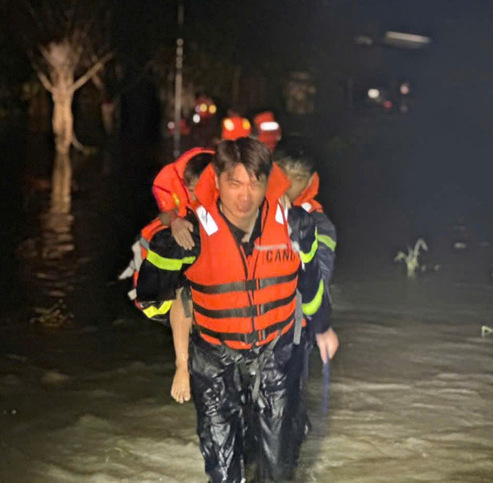 Đưa người dân bị mắc kẹt ra bên ngoài.