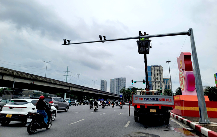 Phòng CSGT Hà Nội lắp đặt camera AI tại nút giao Phạm Hùng - Khuất Duy Tiến.
