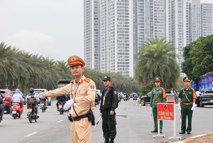 Lực lượng CSGT bảo đảm trật tự an toàn giao thông tại Trung tâm hội nghị Quốc gia.