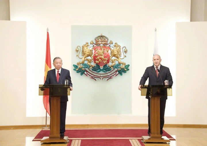 Tổng Bí thư Tô Lâm (trái) và Tổng thống Bulgaria Rumen Radev (phải) tại buổi họp báo.