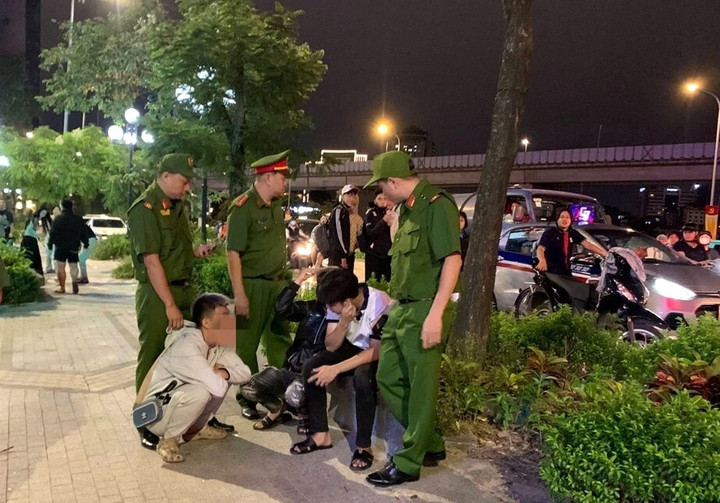 Cảnh sát 113 khống chế, kiểm tra nhóm thanh niên có biểu hiện vi phạm pháp luật.