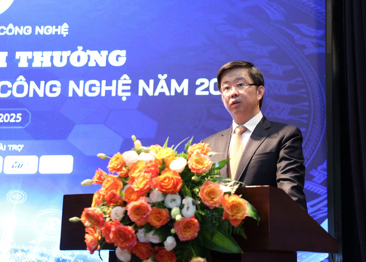 អនុរដ្ឋមន្ត្រីក្រសួងវិទ្យាសាស្ត្រ និងបច្ចេកវិទ្យា Bui Hoang Phuong ថ្លែងមតិក្នុងពិធីប្រគល់រង្វាន់។ (រូបភាព៖ ក្រសួងវិទ្យាសាស្ត្រ និងបច្ចេកវិទ្យា)