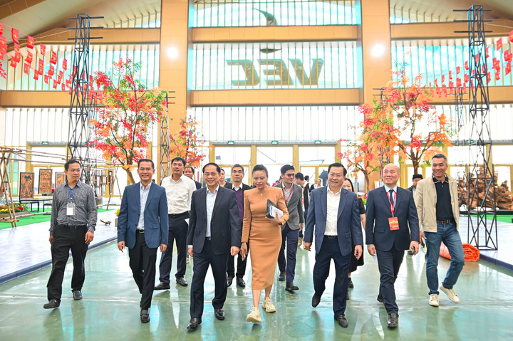 Phó Thủ tướng Bùi Thanh Sơn kiểm tra tiến độ triển khai Hội chợ mùa Thu 2025.